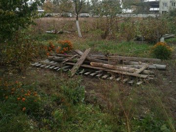 У Луцьку муніципали знесли декілька парканів. ФОТО