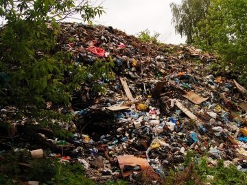 У Луцьку величезне сміттєзвалище «не помічають» більше 10 років