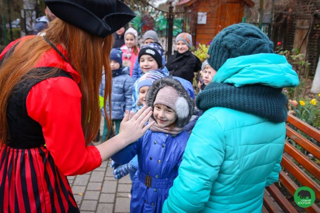 Як малеча в луцькому зоопарку ведмедика «лікувала». ФОТО