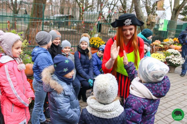 Як малеча в луцькому зоопарку ведмедика «лікувала». ФОТО