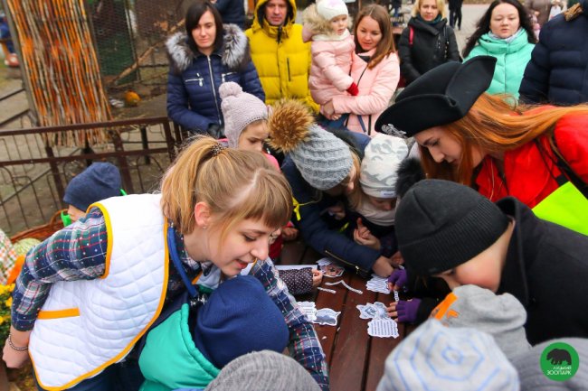 Як малеча в луцькому зоопарку ведмедика «лікувала». ФОТО