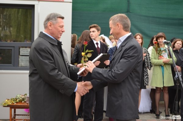 У Луцьку поряд з «Сіті-парком» відкрили Міст закоханих. ФОТО