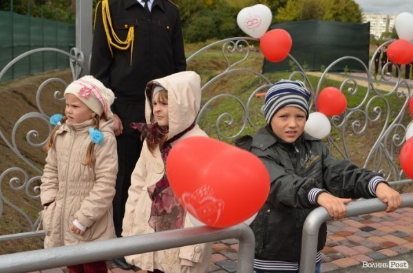 У Луцьку поряд з «Сіті-парком» відкрили Міст закоханих. ФОТО