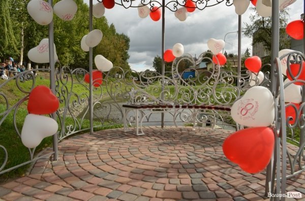 У Луцьку поряд з «Сіті-парком» відкрили Міст закоханих. ФОТО