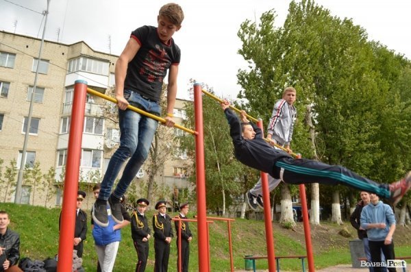 У Луцьку поряд з «Сіті-парком» відкрили Міст закоханих. ФОТО