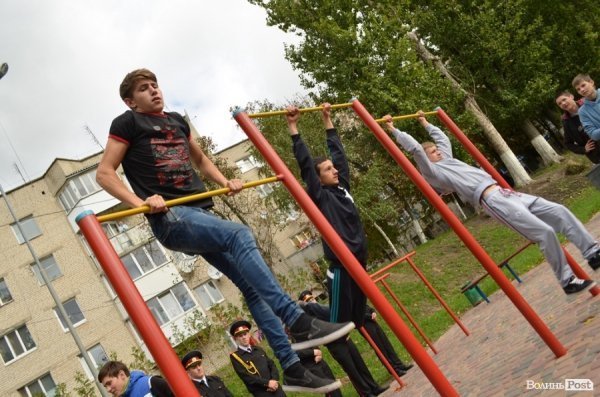 У Луцьку поряд з «Сіті-парком» відкрили Міст закоханих. ФОТО