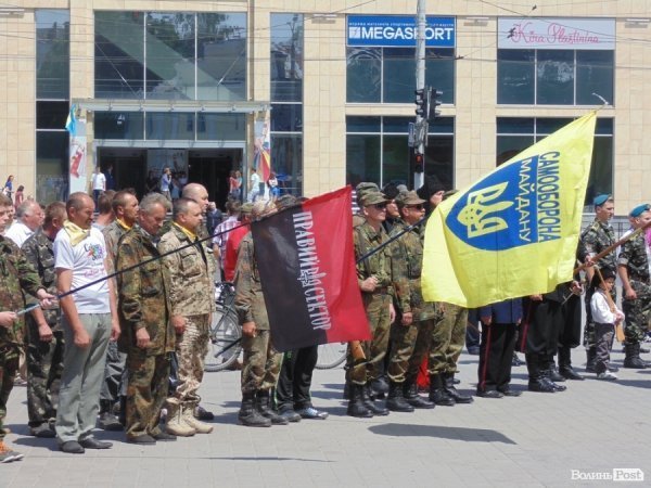 У Луцьку козаки і революціонери влаштували ходу в пам’ять про перемогу над Москвою. ФОТО