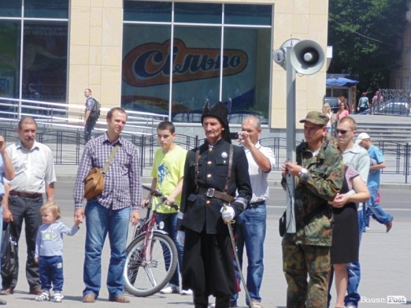 У Луцьку козаки і революціонери влаштували ходу в пам’ять про перемогу над Москвою. ФОТО