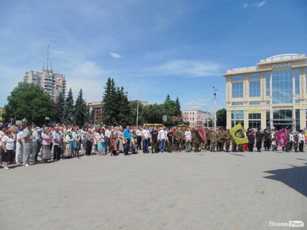 У Луцьку козаки і революціонери влаштували ходу в пам’ять про перемогу над Москвою. ФОТО