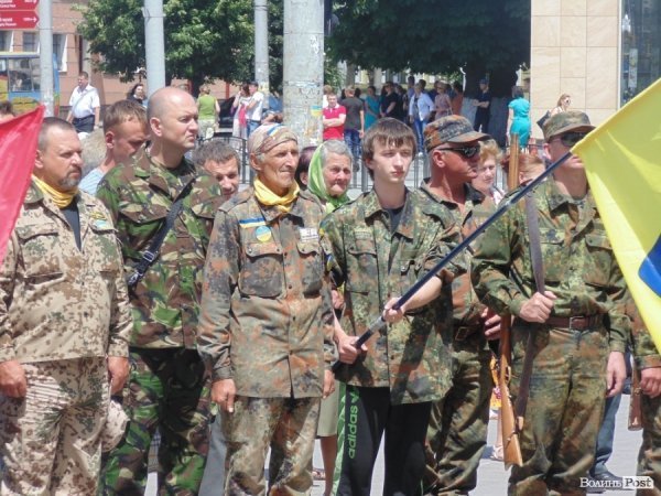 У Луцьку козаки і революціонери влаштували ходу в пам’ять про перемогу над Москвою. ФОТО