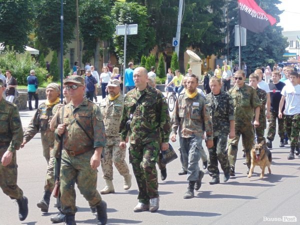 У Луцьку козаки і революціонери влаштували ходу в пам’ять про перемогу над Москвою. ФОТО