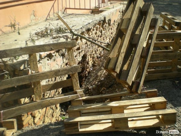 У Луцьку ділянка двору п'ятиповерхівки провалилася в підвал. ФОТО