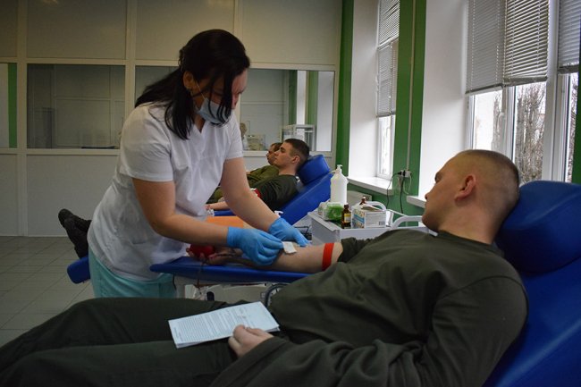 Нацгвардійці з Волині привітали ЗСУ літрами крові, яку здали для поранених воїнів. ФОТО