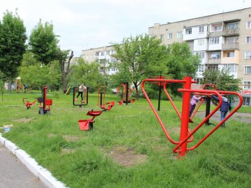 У Нововолинську встановили сучасний спортивно-тренажерний майданчик. ФОТО