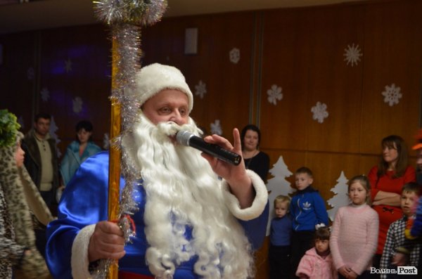  Ялинка, цукерки та мультяшні лемури: луцьким дітям влаштували новорічне свято