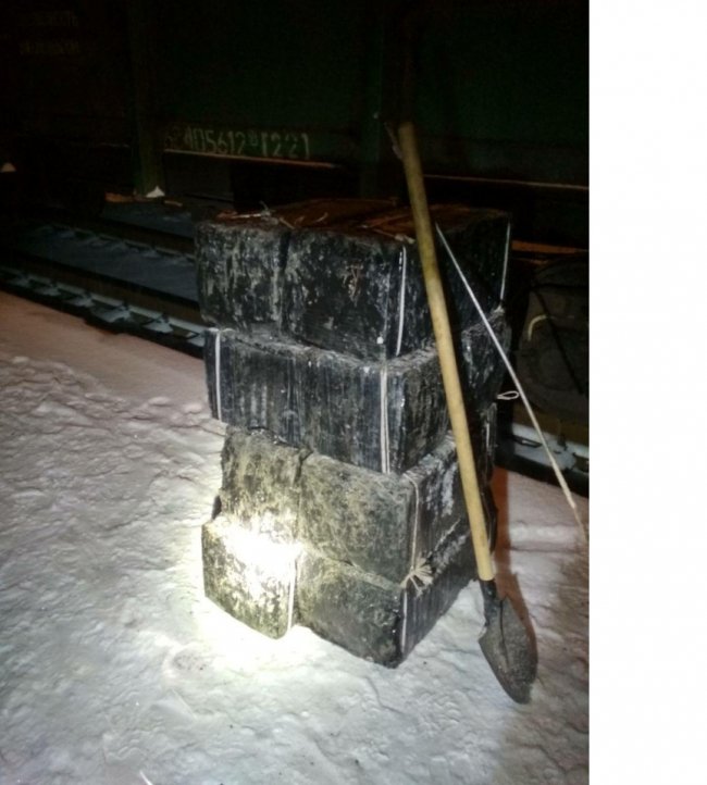 На «Ягодині» у вагонах зі щебенем знайшли контрабанду на десятки тисяч гривень