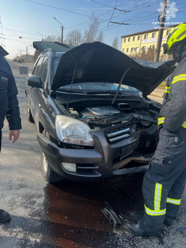 У Луцьку ЗАЗ влетів у електроопору після зіткнення з іншою автівкою. ФОТО 