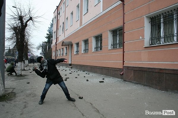 Як штурмували волинську міліцію рік тому. ФОТО