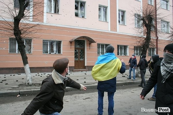 Як штурмували волинську міліцію рік тому. ФОТО