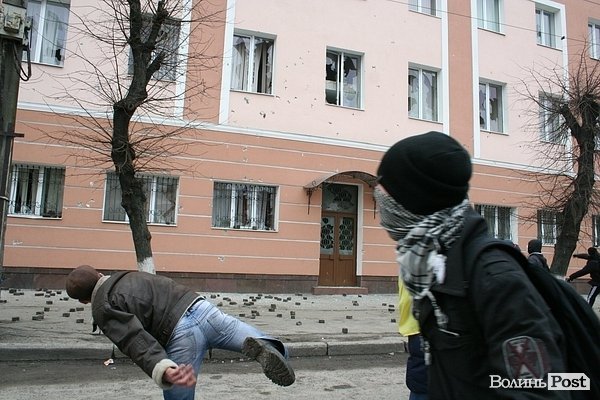 Як штурмували волинську міліцію рік тому. ФОТО