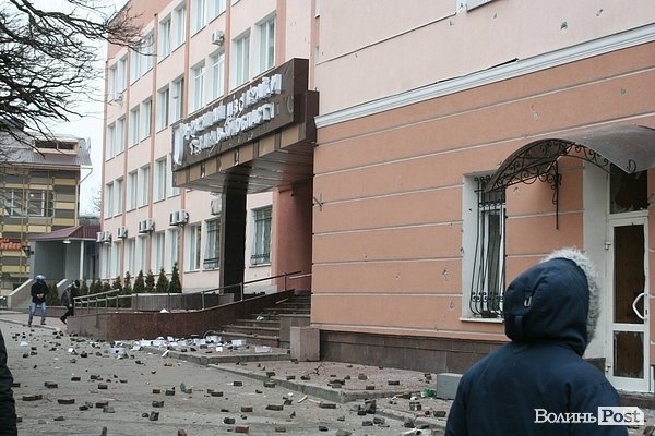Як штурмували волинську міліцію рік тому. ФОТО