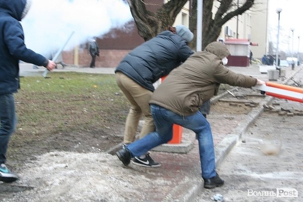 Як штурмували волинську міліцію рік тому. ФОТО