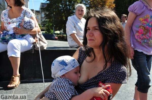 У Львові влаштували акцію масового годування дітей грудьми. ФОТО