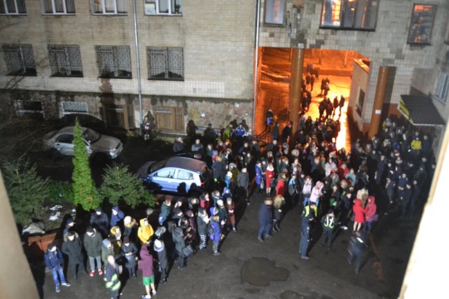 У Рівному вночі горів гуртожиток: врятували 15 студентів. ФОТО 