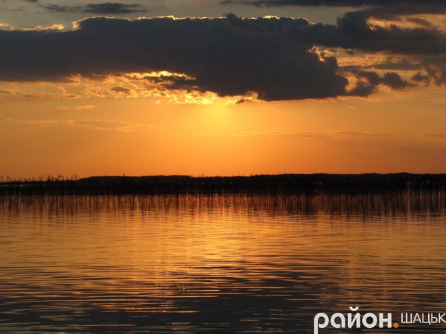 Палаюче небо: фото заходу сонця на Світязі