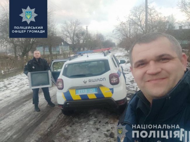 Нарубали дров та подарували телевізор: на Волині поліцейські опікуються пенсіонеркою. ФОТО