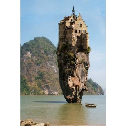 А це суміщене зображення німецького замку зі скелястим островом в Таїланді
