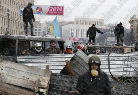 У Києві міняють «бутафорні» барикади на справжні.ФОТО