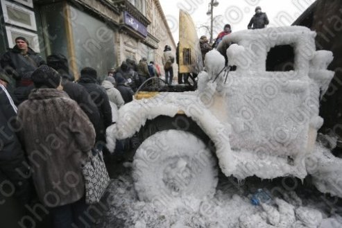 У Києві міняють «бутафорні» барикади на справжні.ФОТО
