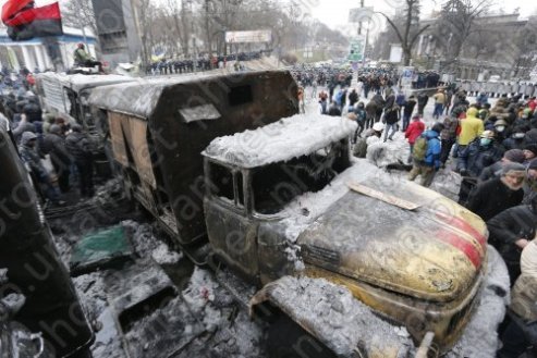 У Києві міняють «бутафорні» барикади на справжні.ФОТО