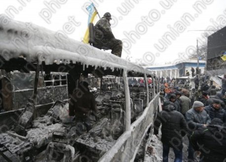 У Києві міняють «бутафорні» барикади на справжні.ФОТО