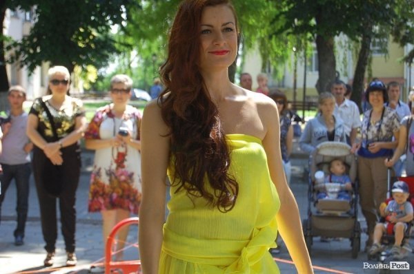 У центрі Луцька «одягли» дерева під музику. ФОТО