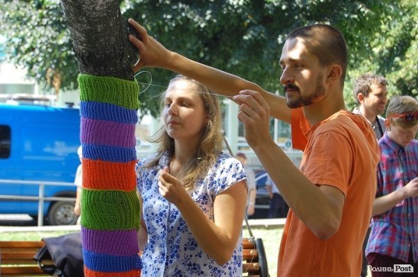 У центрі Луцька «одягли» дерева під музику. ФОТО