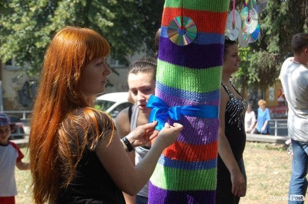 У центрі Луцька «одягли» дерева під музику. ФОТО