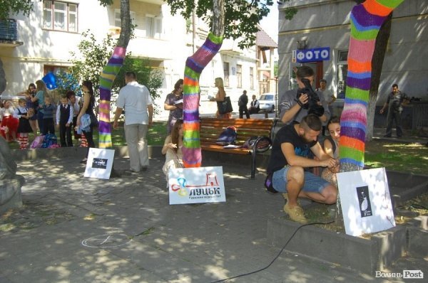 У центрі Луцька «одягли» дерева під музику. ФОТО