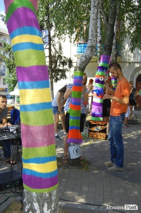 У центрі Луцька «одягли» дерева під музику. ФОТО