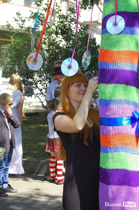 У центрі Луцька «одягли» дерева під музику. ФОТО