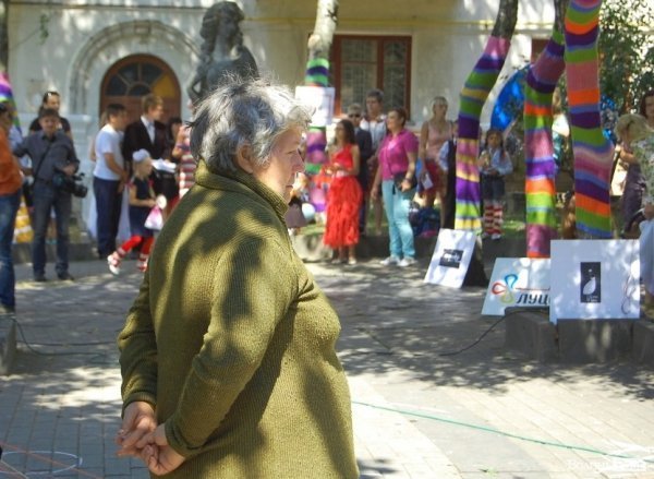 У центрі Луцька «одягли» дерева під музику. ФОТО