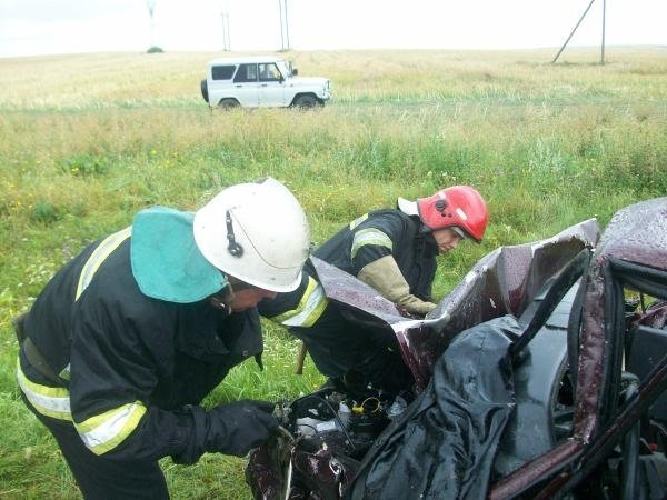 Дорожня аварія на трасі Луцьк-Рівне: авто розбиті вщент, люди - в реанімації. ФОТО