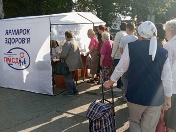 У Нововолинську на ринку відвідувачам міряли тиск та тестували на гепатит В і С