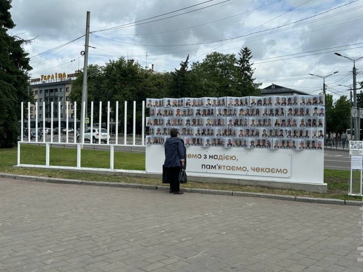 У Луцьку розширюють стенд безвісти зниклих