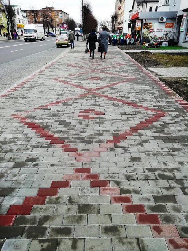 Показали, як ремонтують пішохідні доріжки на Ковельській. ФОТО