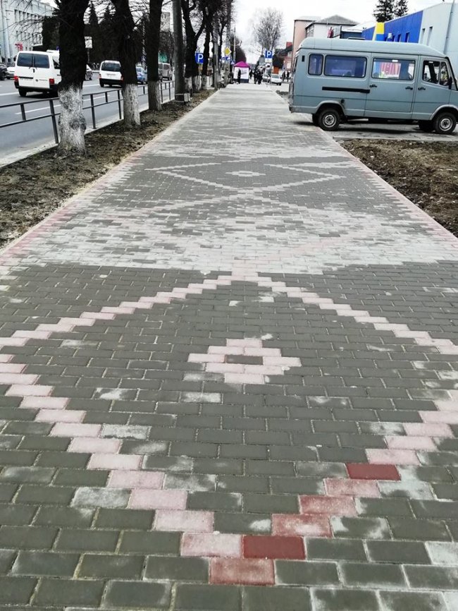 Показали, як ремонтують пішохідні доріжки на Ковельській. ФОТО