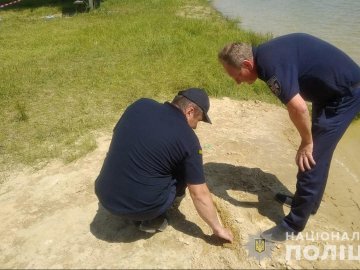 На пляжі волинського озера знайшли снаряд