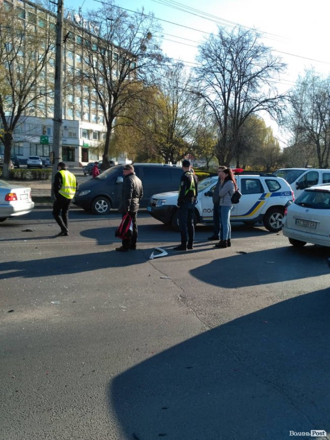 У Луцьку – подвійна аварія з потерпілими: рух ускладнений. ФОТО