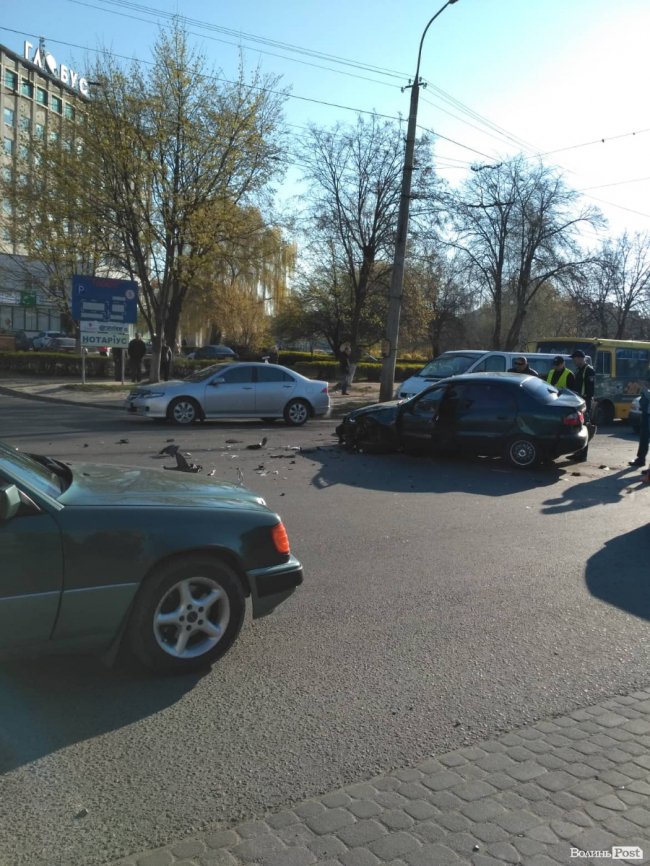 У Луцьку – подвійна аварія з потерпілими: рух ускладнений. ФОТО